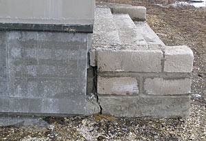 бетонное крыльцо оторвало от фундамента дома силой морозного пучения